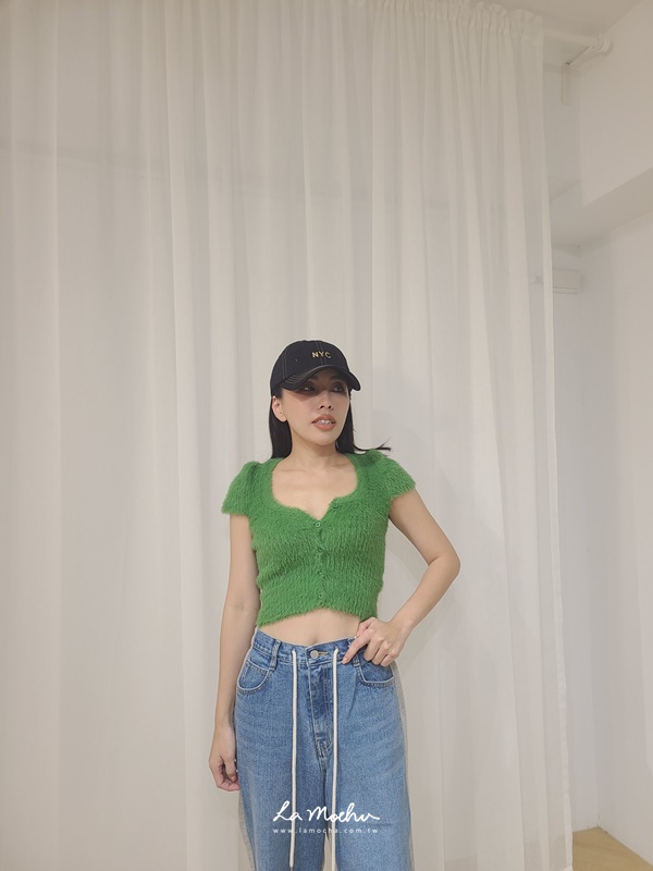 寬領毛毛感短版上衣